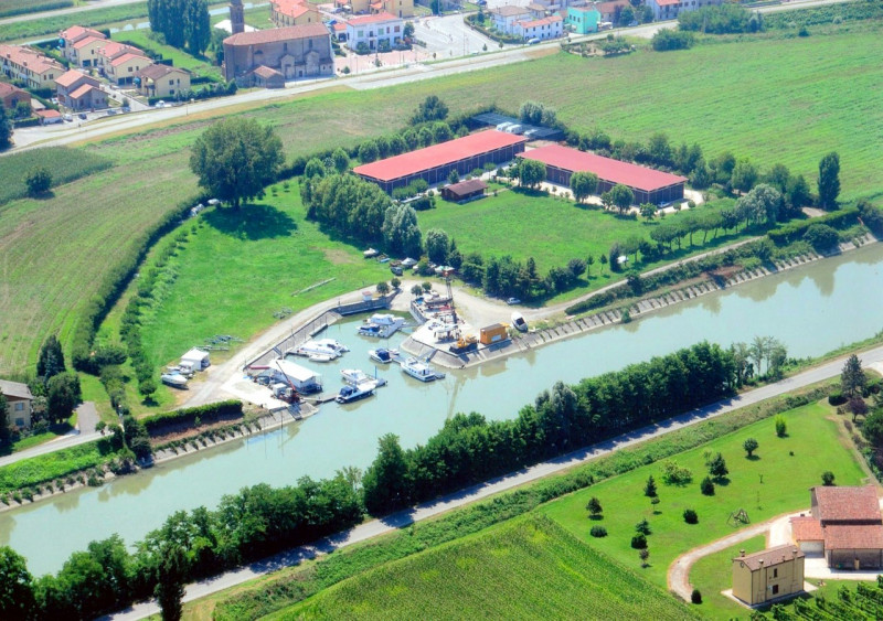 Immagine 13 di Attività commerciale in vendita  a Arqua' Polesine