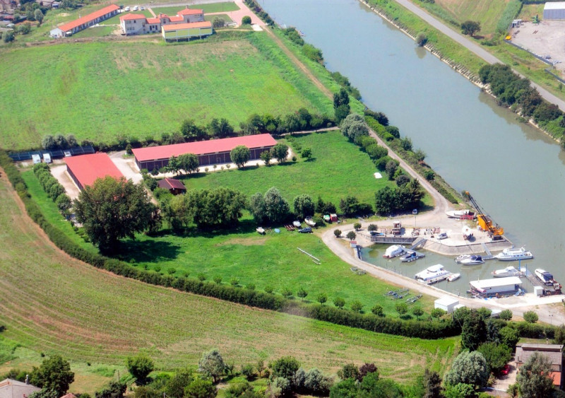 Immagine 15 di Attività commerciale in vendita  a Arqua' Polesine