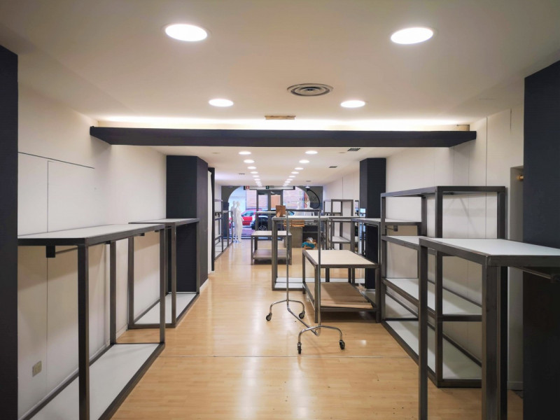 Immagine 1 di Negozio in vendita  in Piazza Maggiore, 20 a Este