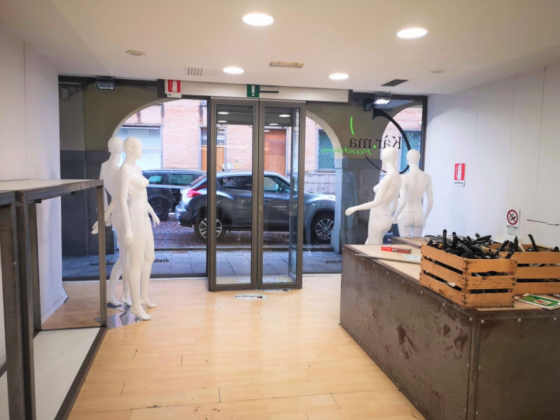 Immagine 3 di Negozio in vendita  in Piazza Maggiore, 20 a Este