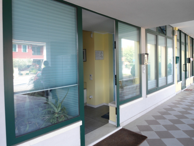 Immagine 1 di Negozio in vendita  a Rovolon