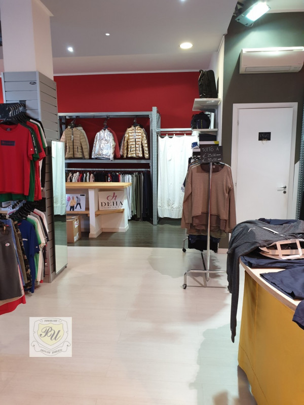 Immagine 3 di Negozio in vendita  in Via Principe Umberto, 54/B a Este