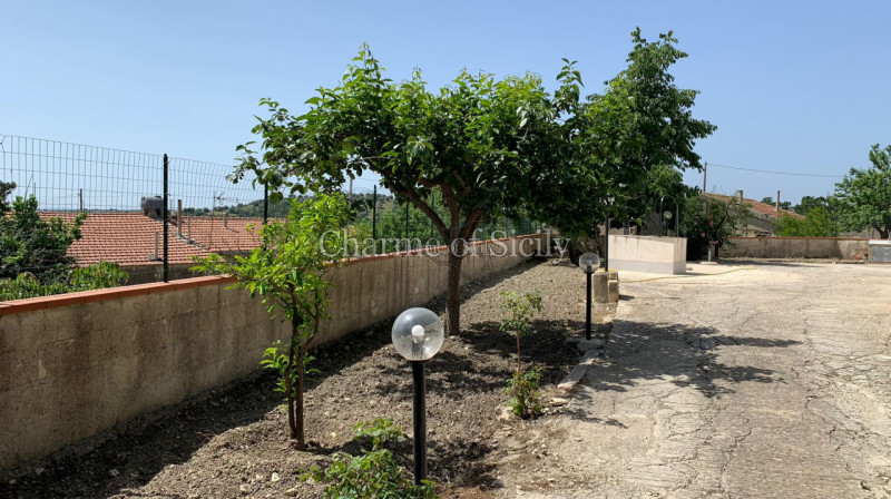 Immagine 33 di Villa in vendita  in Via del tellesimo a Ragusa