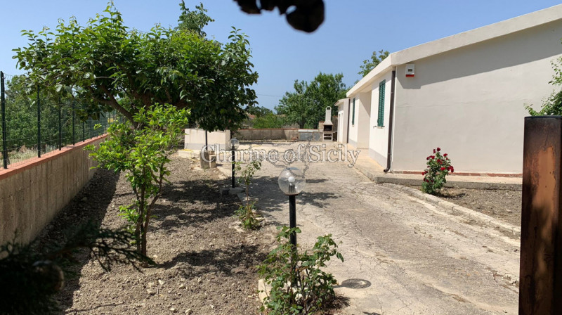 Immagine 37 di Villa in vendita  in Via del tellesimo a Ragusa