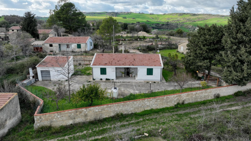 Immagine 43 di Villa in vendita  in Via del tellesimo a Ragusa