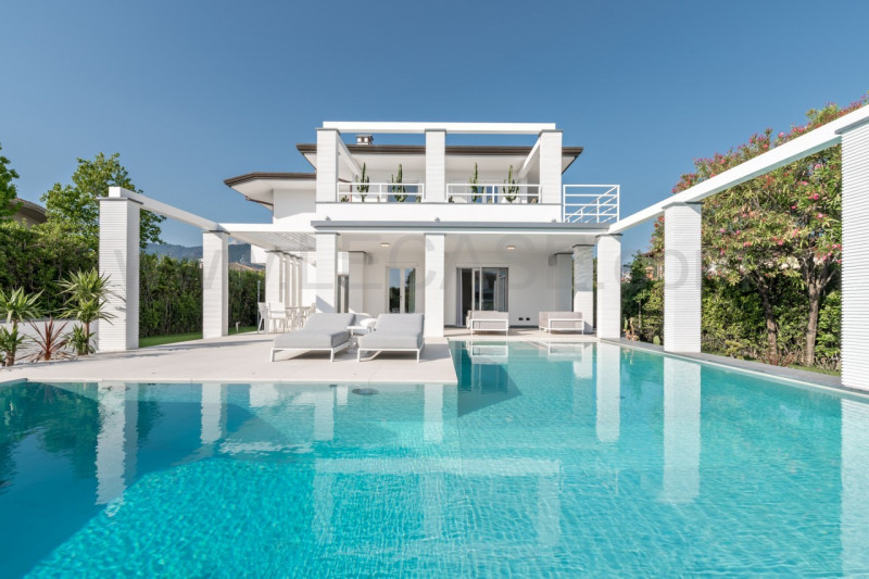 Immagine 1 di Villa in affitto  in via Fratelli Cervi a Forte Dei Marmi