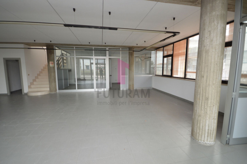 Immagine 2 di Negozio in affitto  a Brendola