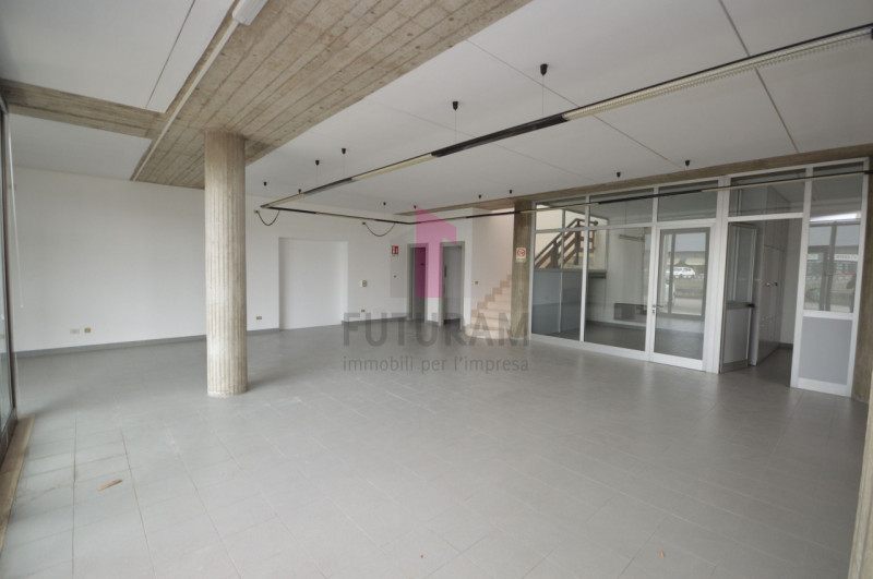 Immagine 3 di Negozio in affitto  a Brendola