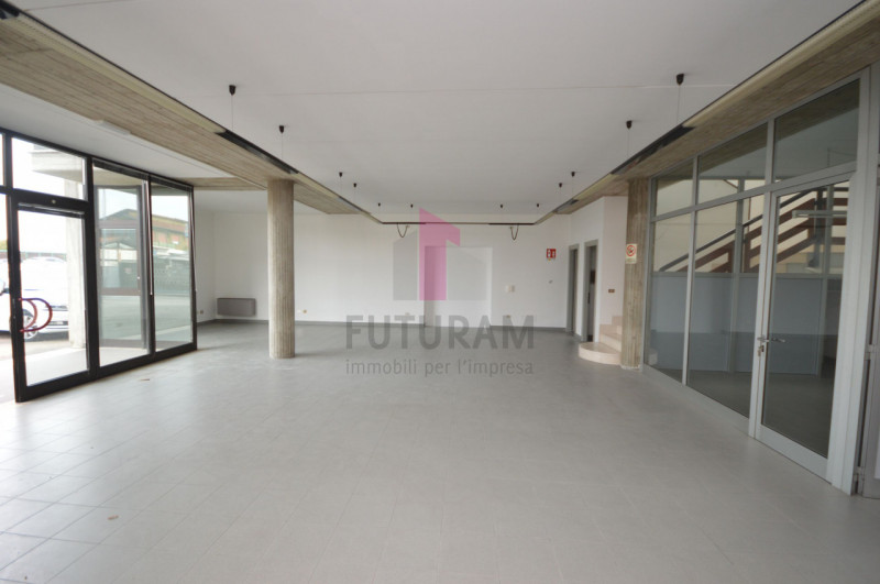 Immagine 4 di Negozio in affitto  a Brendola