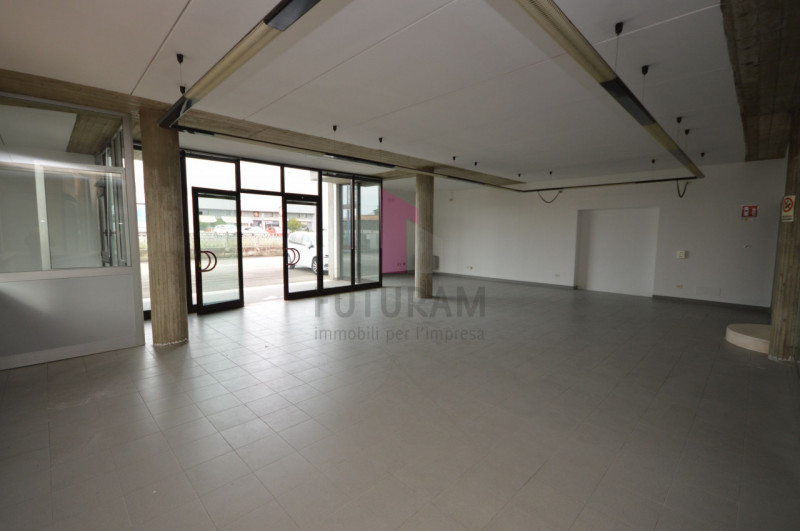 Immagine 5 di Negozio in affitto  a Brendola