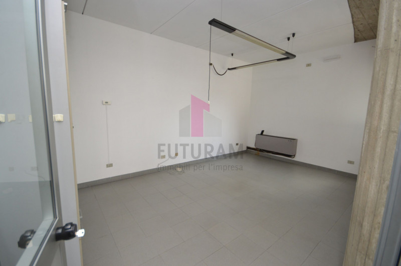 Immagine 9 di Negozio in affitto  a Brendola