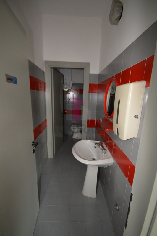 Immagine 11 di Negozio in affitto  a Brendola