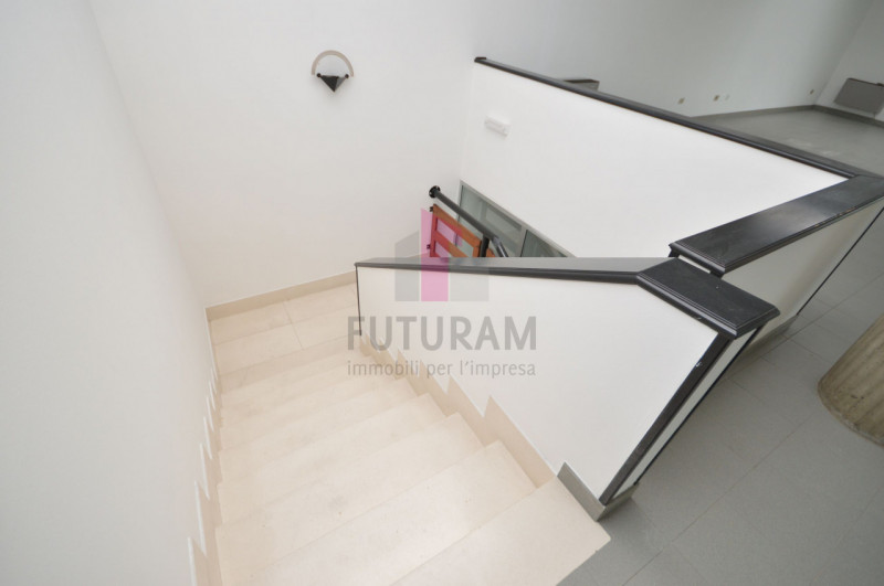 Immagine 12 di Negozio in affitto  a Brendola