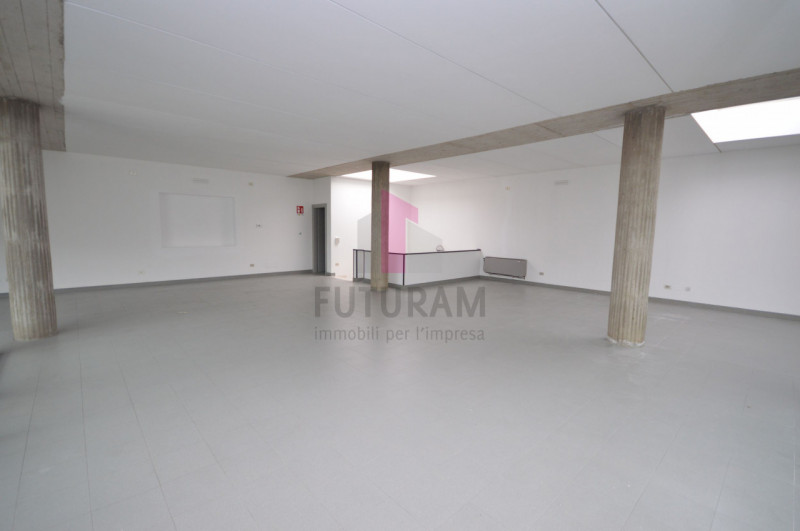 Immagine 14 di Negozio in affitto  a Brendola