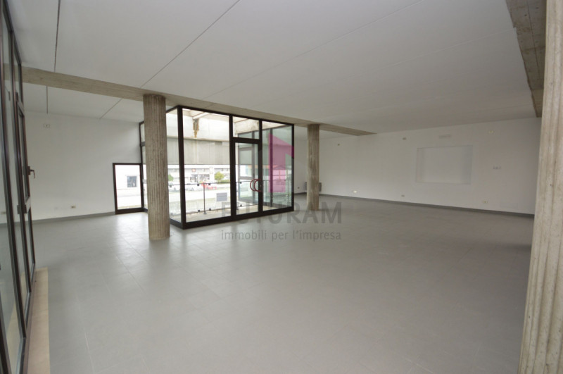 Immagine 15 di Negozio in affitto  a Brendola