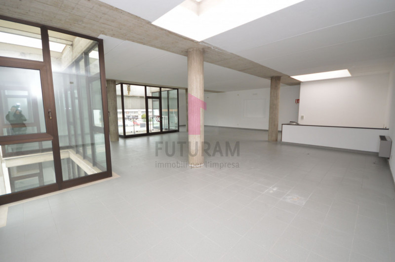 Immagine 16 di Negozio in affitto  a Brendola