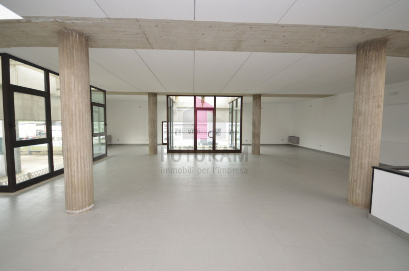 Immagine 17 di Negozio in affitto  a Brendola