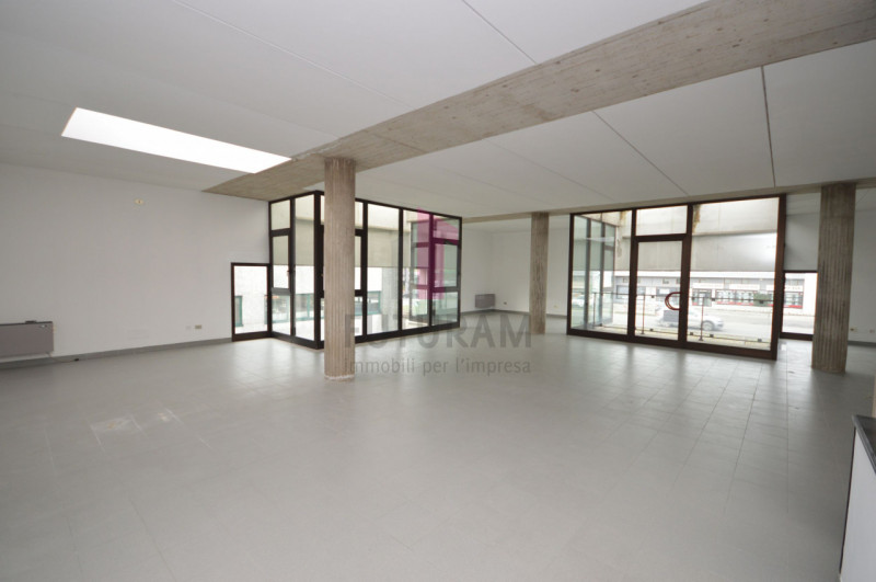 Immagine 18 di Negozio in affitto  a Brendola