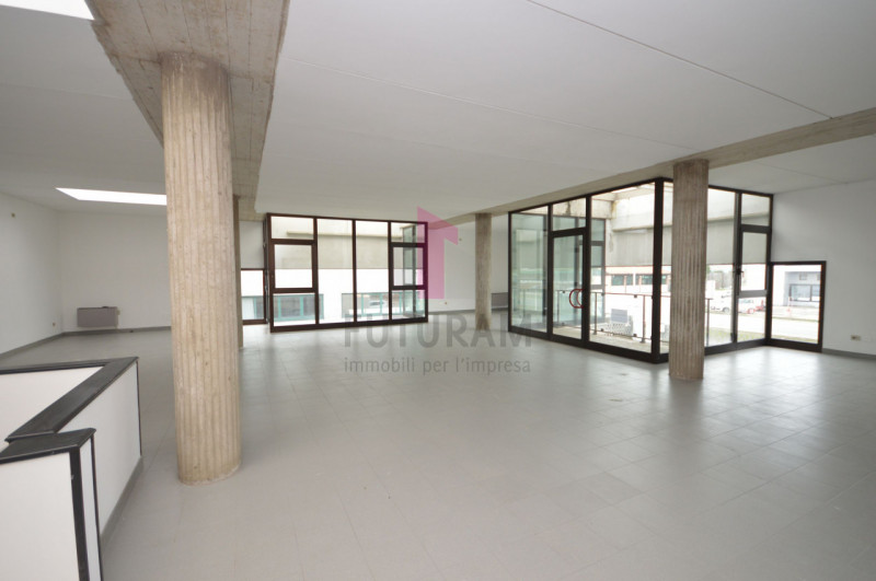 Immagine 19 di Negozio in affitto  a Brendola