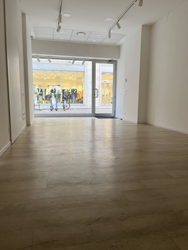 Immagine 9 di Negozio in vendita  in Via Altinate a Padova