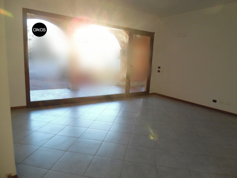 Immagine 2 di Negozio in affitto  a Campolongo Maggiore