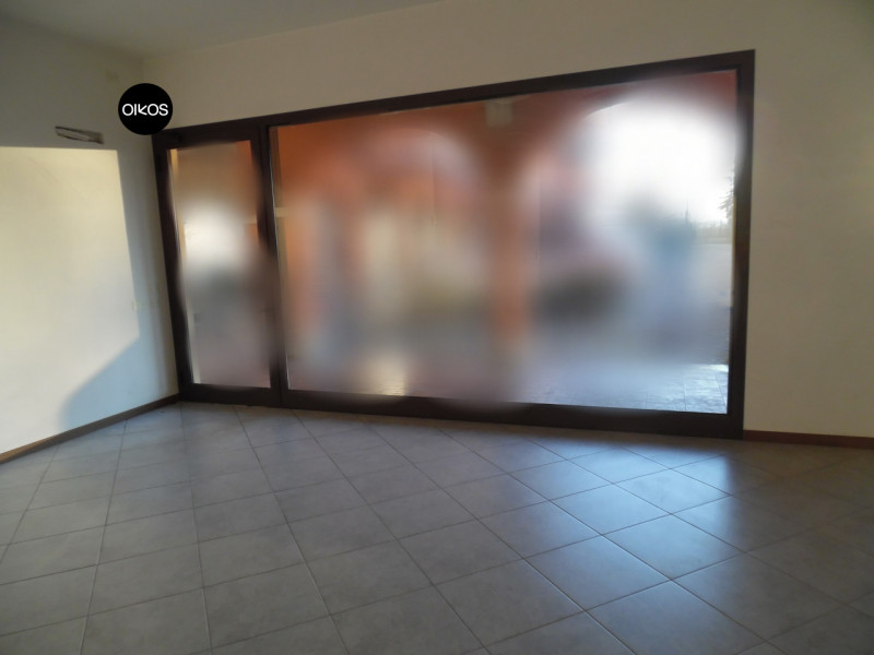 Immagine 3 di Negozio in affitto  a Campolongo Maggiore