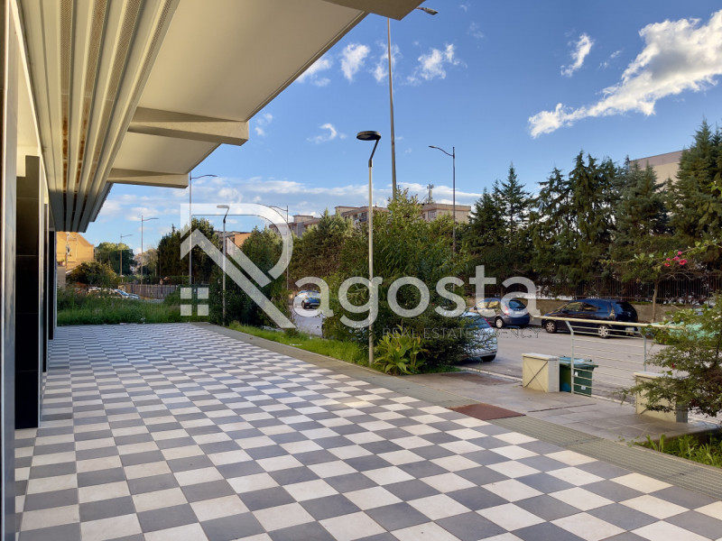 Immagine 1 di Negozio in affitto  in Via Raffaele Guariglia a Salerno