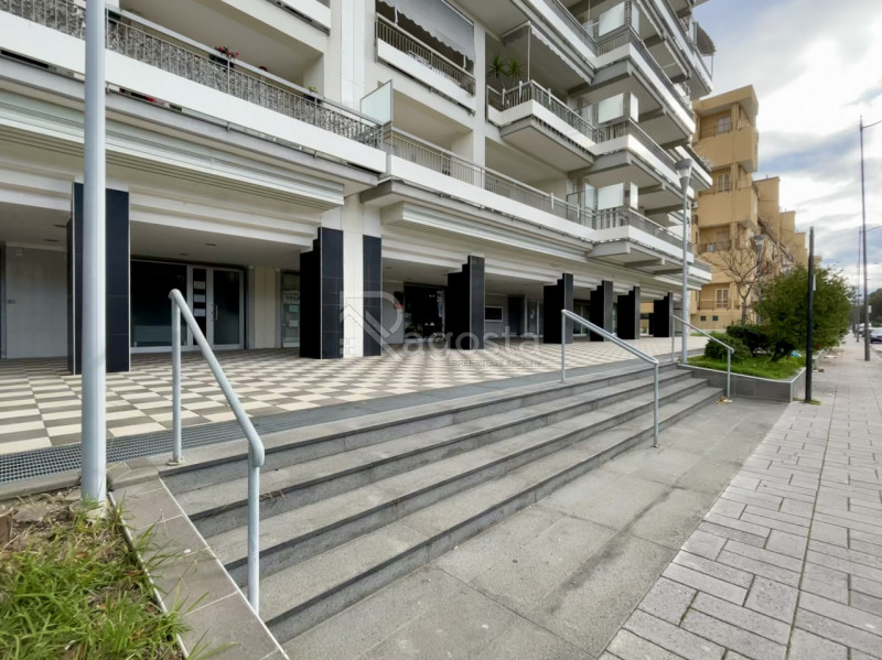 Immagine 2 di Negozio in affitto  in Via Raffaele Guariglia a Salerno