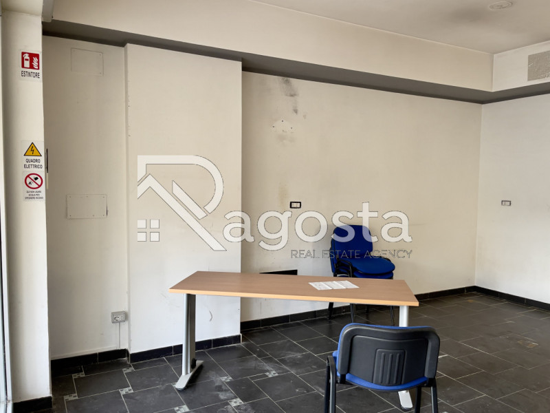 Immagine 3 di Negozio in affitto  in Via Raffaele Guariglia a Salerno
