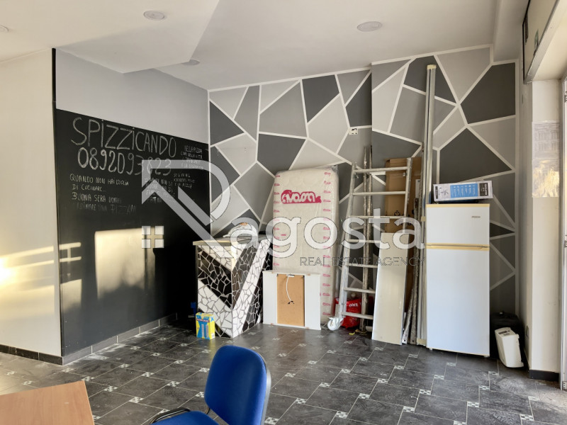 Immagine 5 di Negozio in affitto  in Via Raffaele Guariglia a Salerno