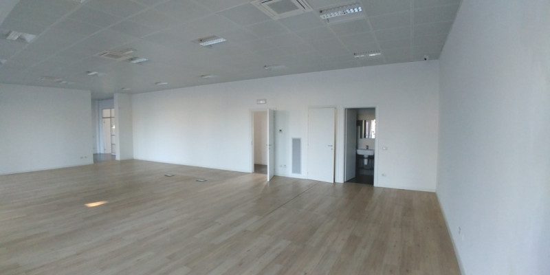 Immagine 2 di Ufficio in vendita  in VIALE DELL' ARTIGIANATO a Bernareggio