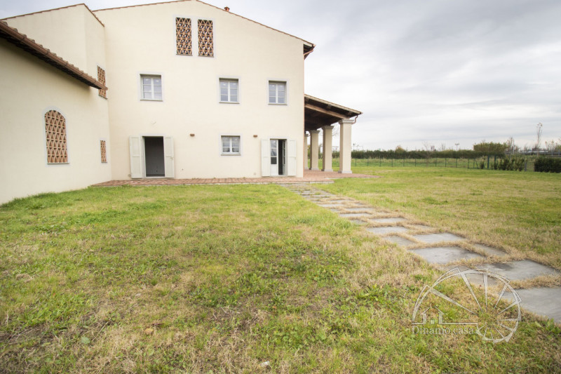 Immagine 8 di Rustico / casale in vendita  in Via Per le Case Nuove a Prato