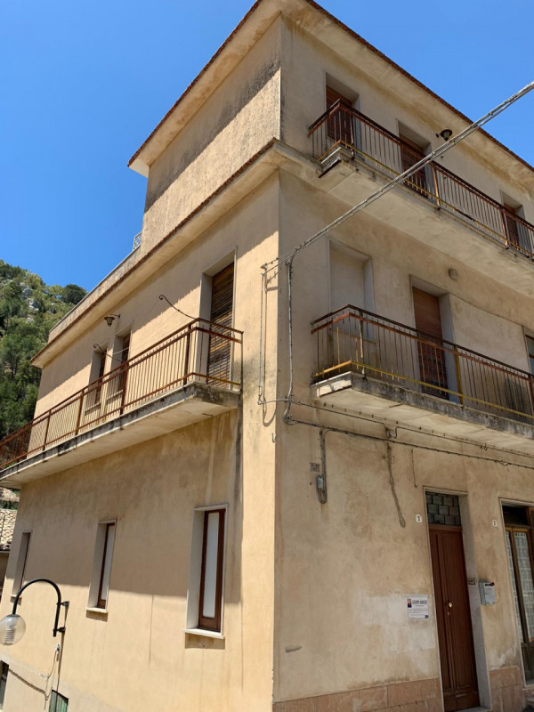 Immagine 2 di Casa indipendente in vendita  in Via Tirella a Modica