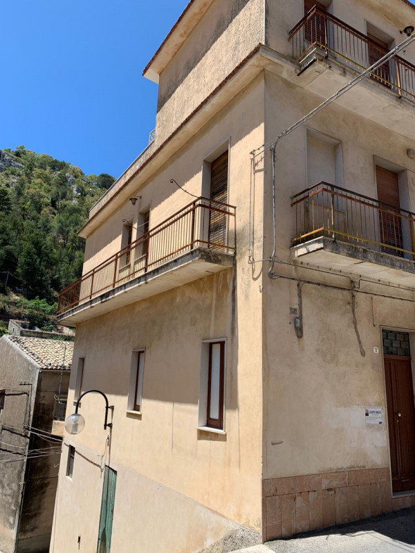 Immagine 4 di Casa indipendente in vendita  in Via Tirella a Modica