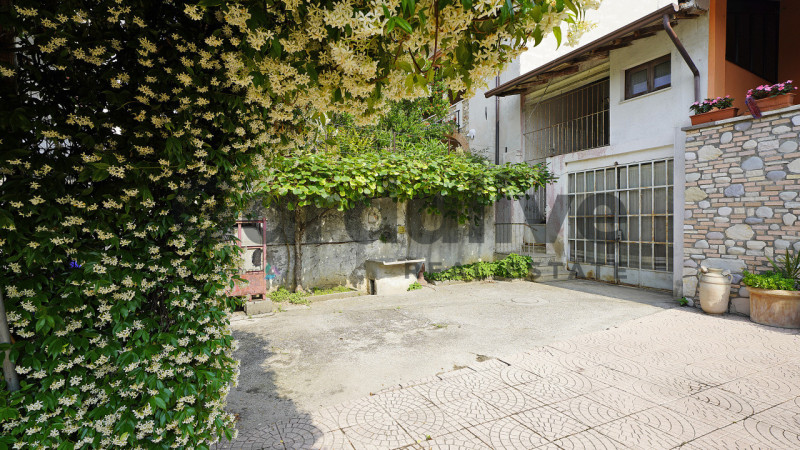 Immagine 8 di Rustico / casale in vendita  in Via Belvedere a Calvagese Della Riviera