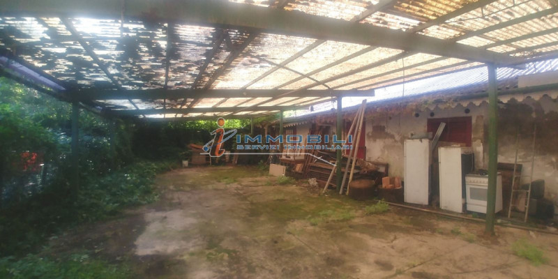 Immagine 10 di Terreno in vendita  in VIA FERRINI a Arcore