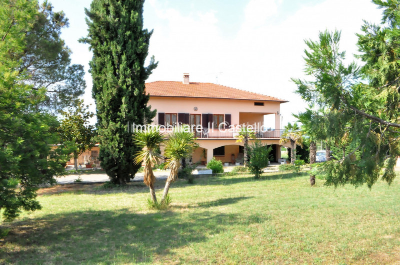 Immagine 2 di Villa in vendita  in via soccorso a Castiglione Del Lago