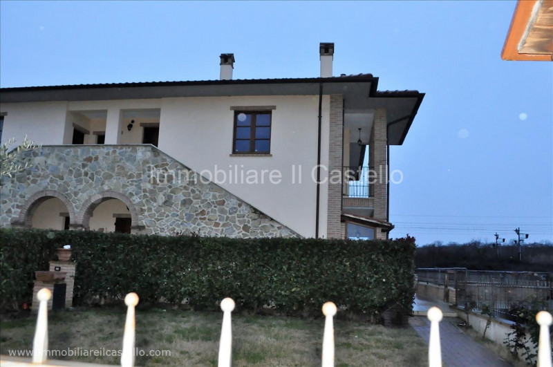 Immagine 10 di Appartamento in vendita  in Via Rasetti a Castiglione Del Lago