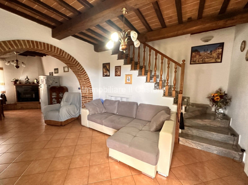 Immagine 3 di Casa bifamiliare in vendita  in VIA NAPOLI a Castiglione Del Lago