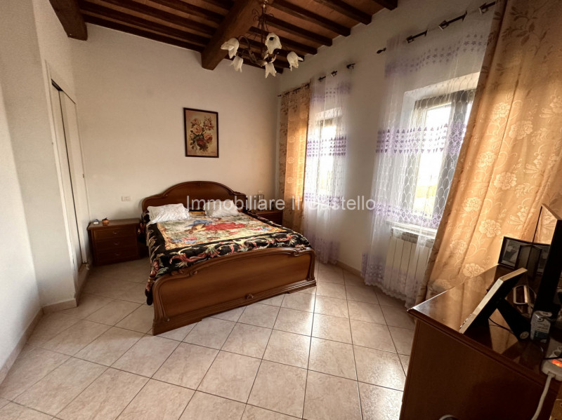 Immagine 9 di Casa bifamiliare in vendita  in VIA NAPOLI a Castiglione Del Lago