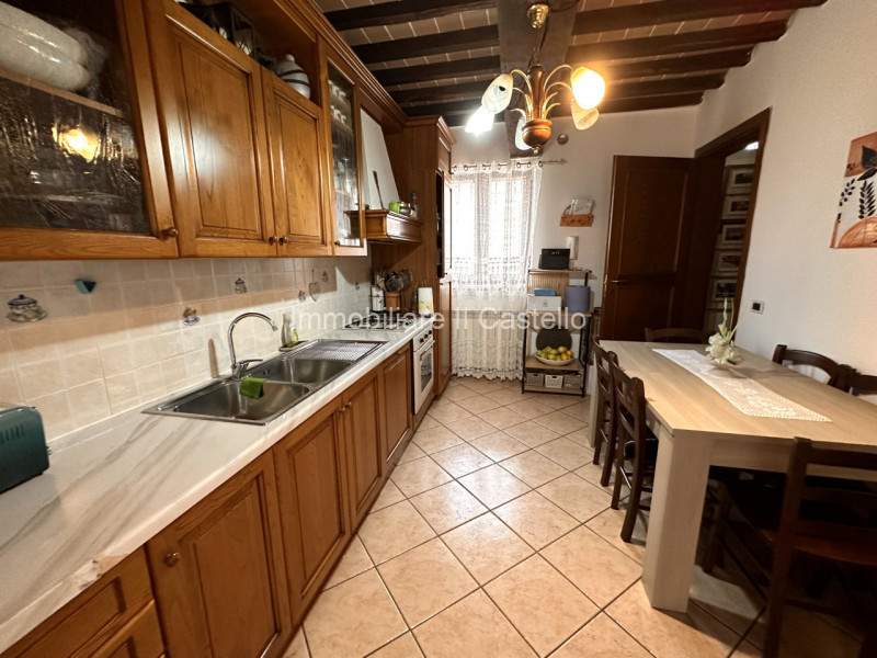 Immagine 27 di Casa bifamiliare in vendita  in VIA NAPOLI a Castiglione Del Lago