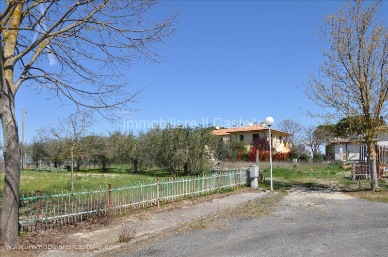 Immagine 4 di Terreno in vendita  a Castiglione Del Lago