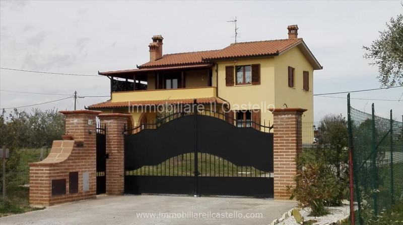 Immagine 2 di Villa in vendita  in VIA VITELLINO a Castiglione Del Lago