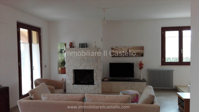 Immagine 4 di Villa in vendita  in VIA VITELLINO a Castiglione Del Lago