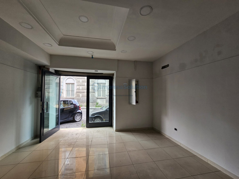 Immagine 6 di Negozio in affitto  in Via Parroco Simeoli a Napoli