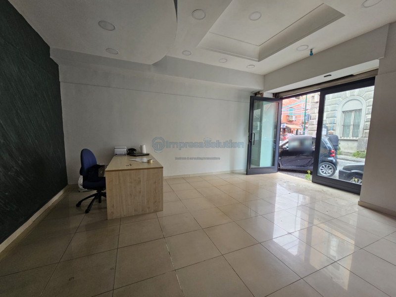 Immagine 8 di Negozio in affitto  in Via Parroco Simeoli a Napoli