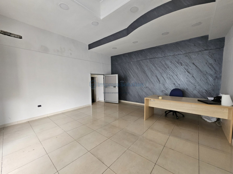 Immagine 10 di Negozio in affitto  in Via Parroco Simeoli a Napoli