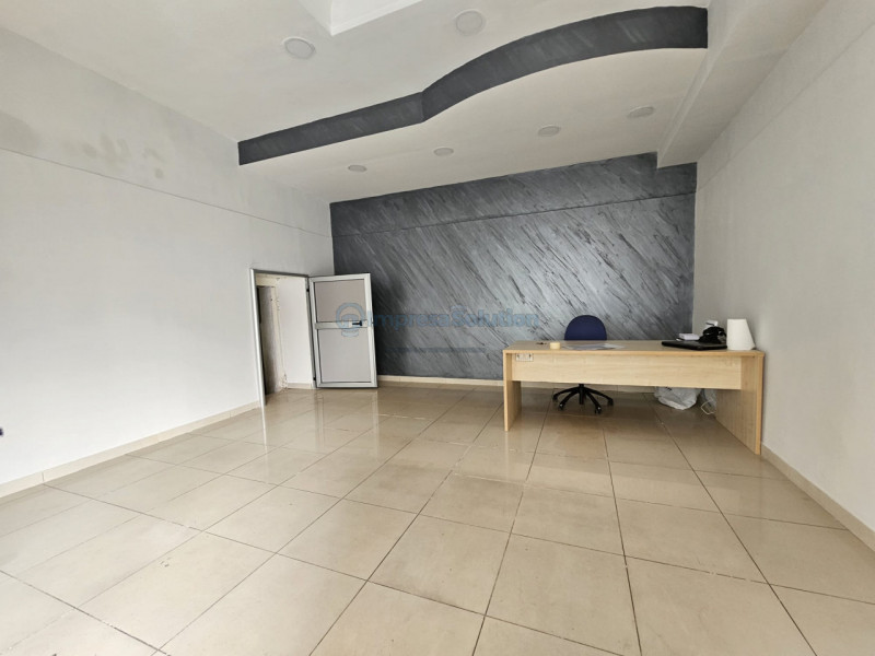 Immagine 11 di Negozio in affitto  in Via Parroco Simeoli a Napoli