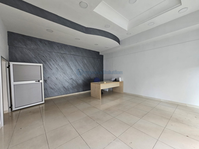 Immagine 12 di Negozio in affitto  in Via Parroco Simeoli a Napoli