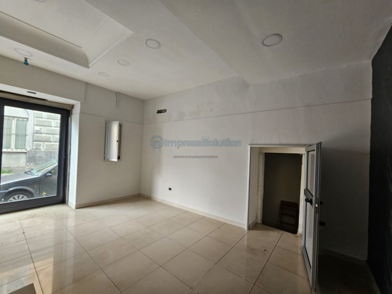 Immagine 13 di Negozio in affitto  in Via Parroco Simeoli a Napoli